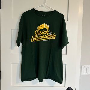 💚💛 Men’s Drink Wisconsinably Cheesehead Packers Green & Gold T-shirt. Size XL.
